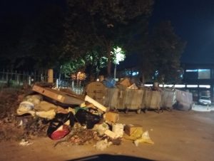 Nesavjesni građani Berana školski parking pretvorili u deponiju