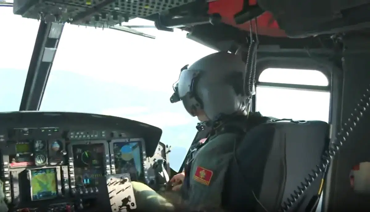 Helikopter Vojske Crne Gore tokom gašenja požara