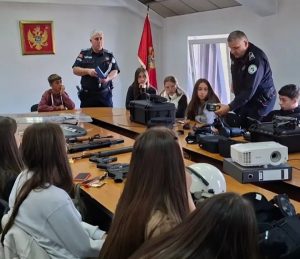 Osnovci JU OŠ “Radomir Mitrović” u posjeti policiji
