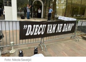 Roditelji protestuju ispred Ustavnog suda zbog vakcinacije