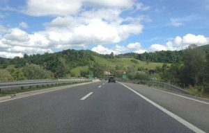 AMSCG: Povoljni uslovi za vožnju, vozači da poštuju propise i signalizaciju