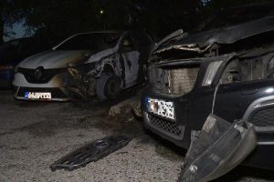 Dva džipa potpuno izgorjela u ulici Radosava Burića, oštećen i „reno“