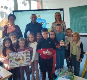 Učenicima na Polici uručen set za programiranje i robotiku