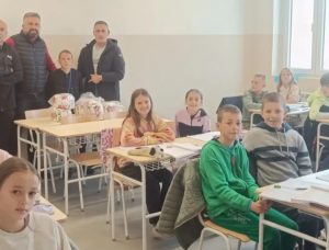 Fudbalski klub „Berane“ obradovao osnovce „Vuk Karadžić“ loptama